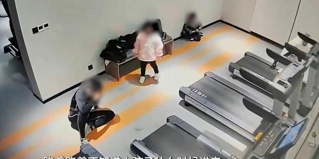 女孩玩瑜伽球被跑步机吸入导致跑步男子重摔在地家长避而不见(图3)