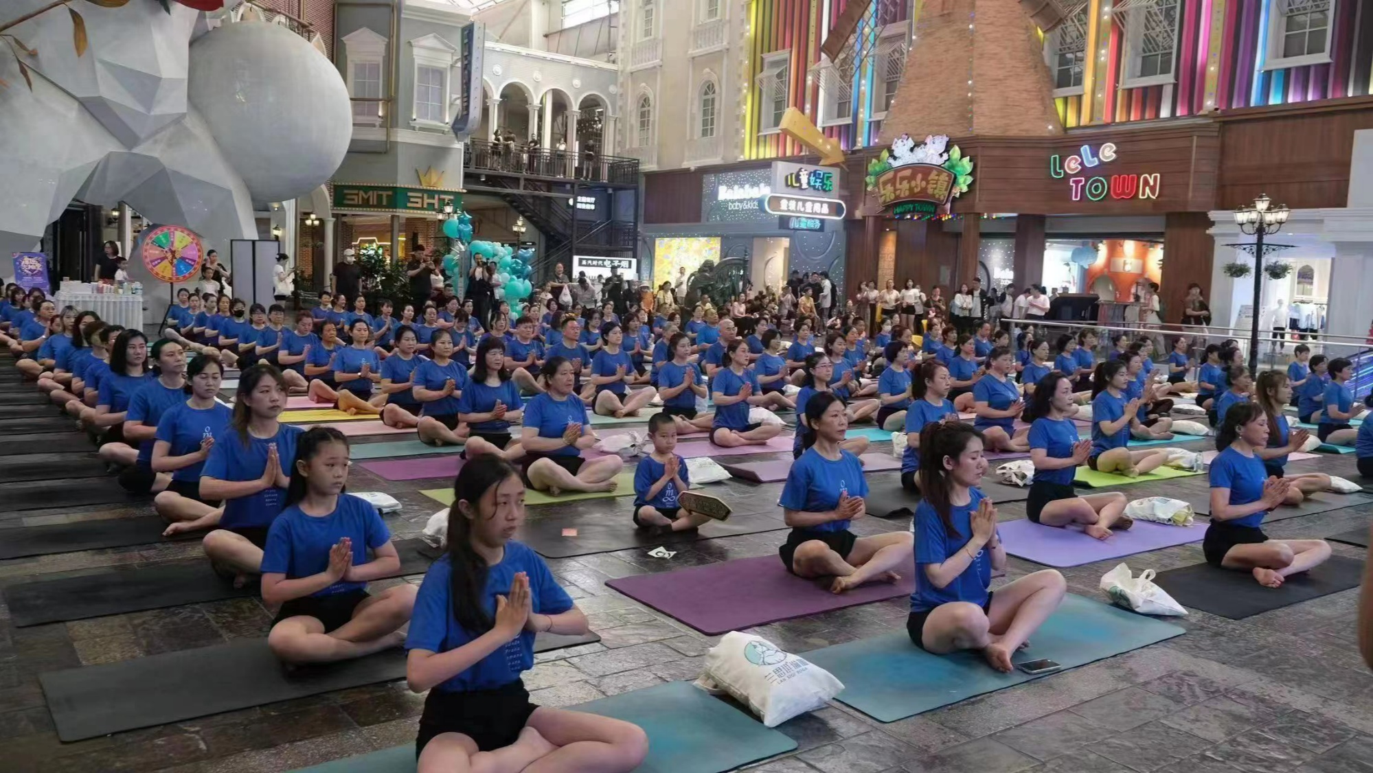 澳门威斯尼斯wns675入口瑜伽名师引领200余名爱好者集体展示(图2)