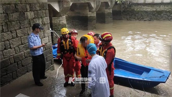 一辆车子翻过之江路绿化带跌进九溪流入钱塘江的入江口砸破供水管！民警抱起救生圈就往(图8)