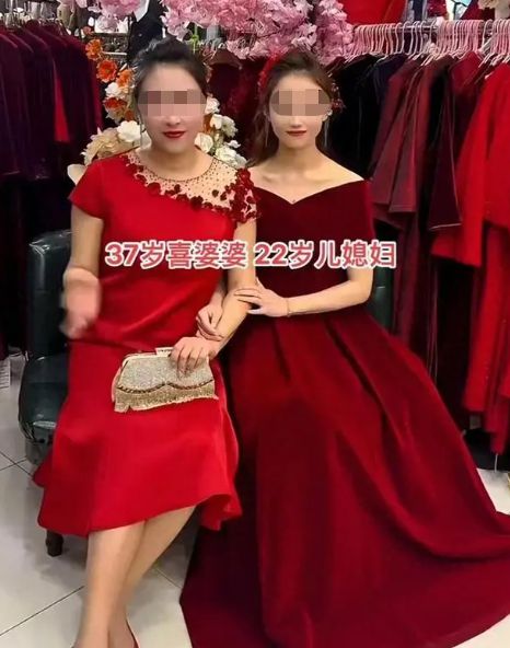 37岁婆婆与22岁儿媳同框亲如姐妹状态令人迷惑：到底多大生的娃(图1)