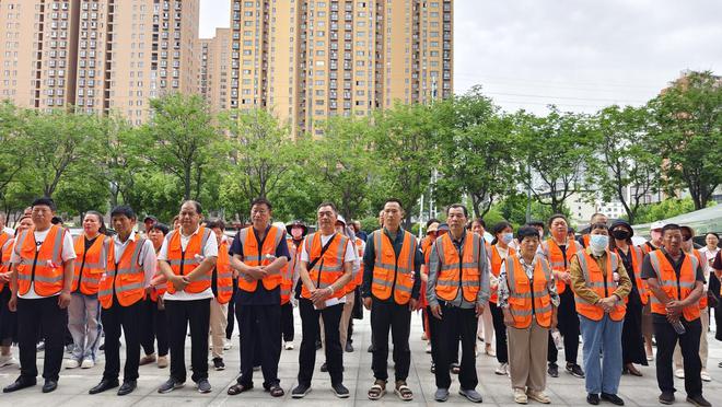 平安人寿南阳中支向环卫工人捐赠生活用品 用爱心致敬城市环境“美容师”(图1)