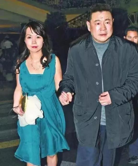 澳门威斯尼斯wns675入口吕丽君：交好李嘉诚儿媳和教练合体练瑜伽日子过得比甘比(图3)